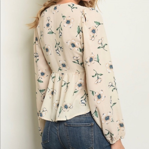 CREAM FLORAL TOP! - Picture 2 of 3